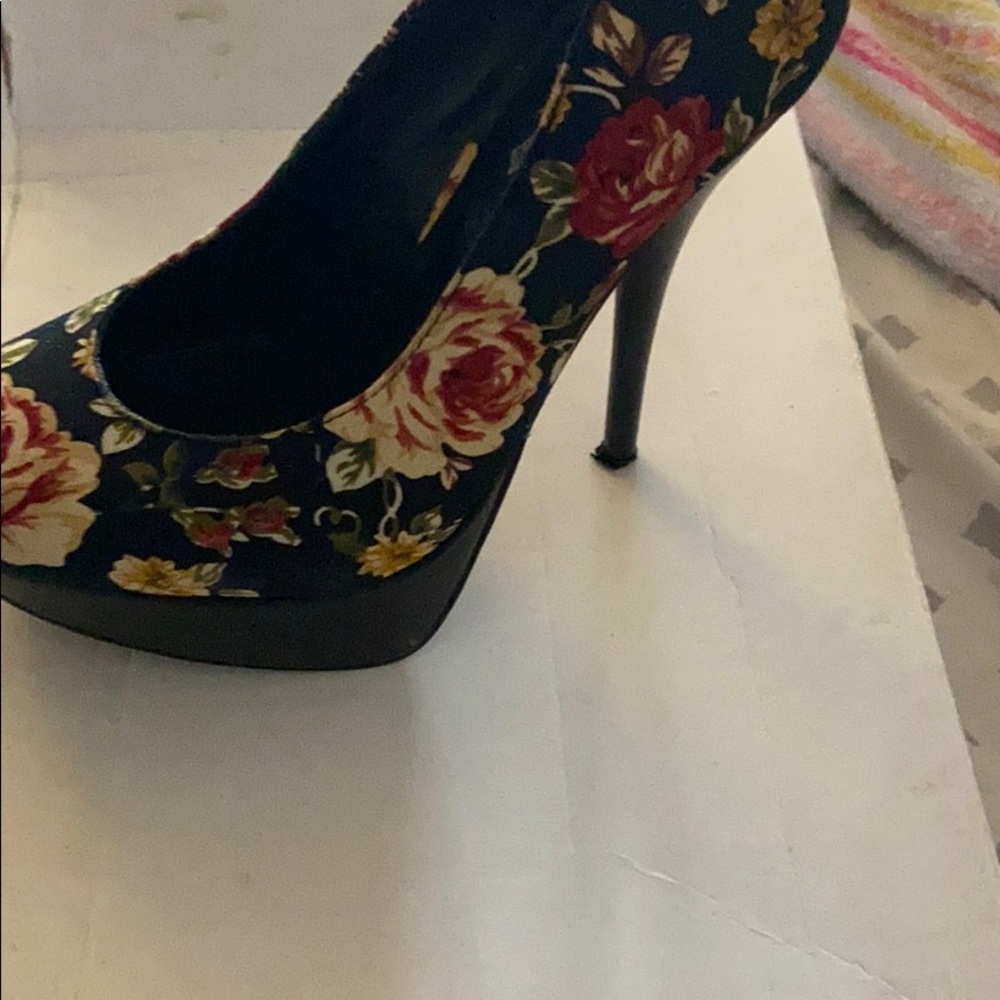Heels - Picture 2 of 2